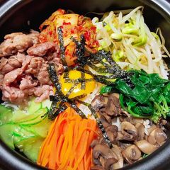 A picture of 韓式拌飯 BIBIMBAP.