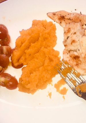 Una foto de Lunes Sano #Puré #Pechuga #Tomatito