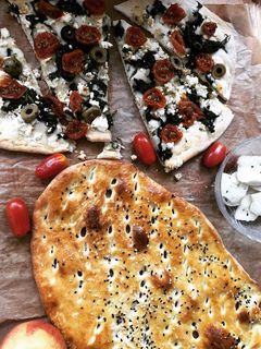 صورة لوصفة خبز مغرز وفطيرة سبانخ بالجبنة القريش