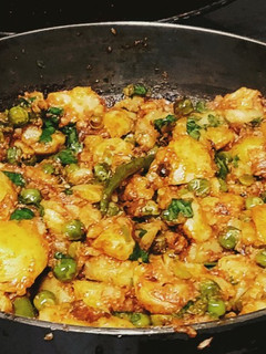 सूखे मटर आलू की सब्जी (sukhe matar aloo ki sabzi recipe in Hindi) रेसिपी मुख्य फोटो
