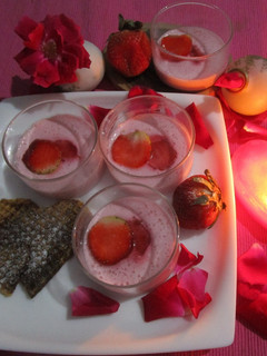 स्ट्रॉबेरी बेक्ड योगर्ट (Strawberry Baked Yogurt recipe in Hindi) रेसिपी मुख्य फोटो