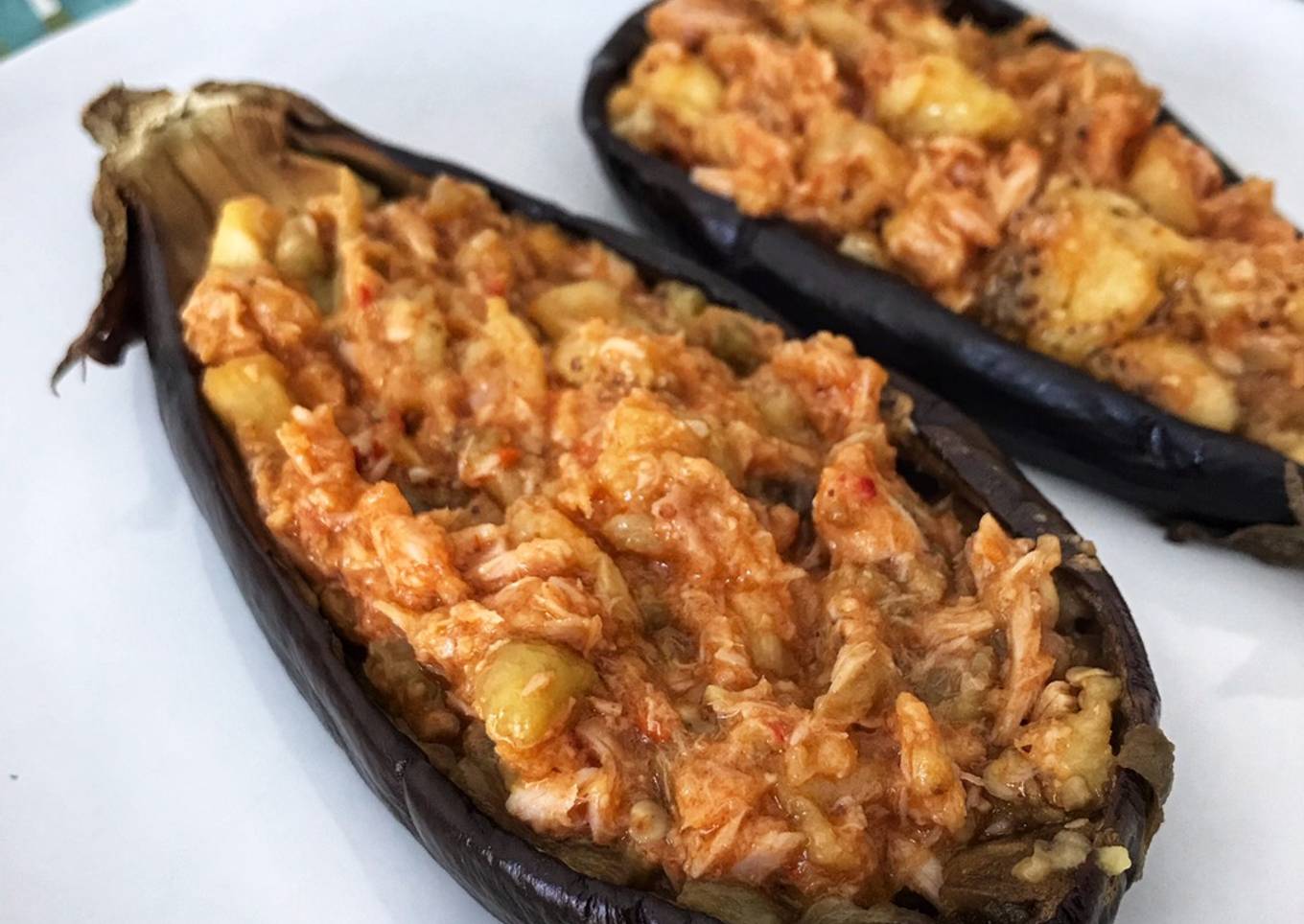 Berenjena rellena con atún y salsa romesco