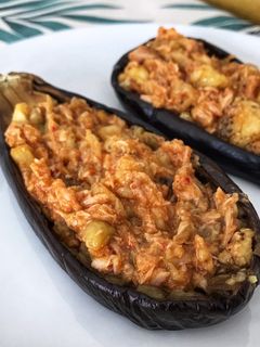 Una foto de Berenjena rellena con atún y salsa romesco