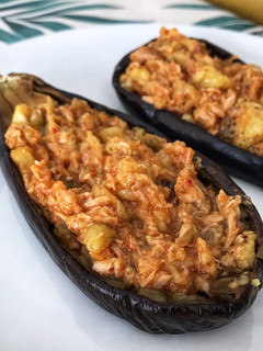 Una foto de Berenjena rellena con atún y salsa romesco