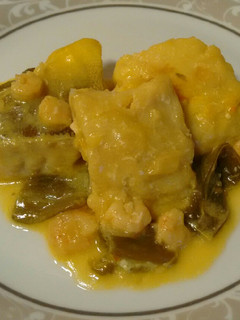 Una foto de Bacalao en salsa con pimientos y gambas