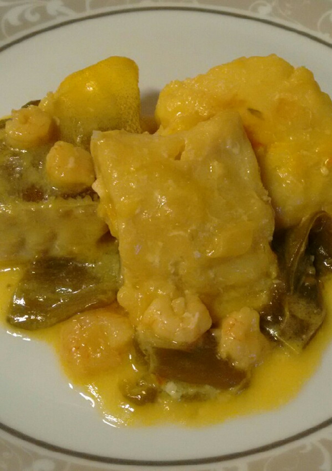 Una foto de Bacalao en salsa con pimientos y gambas