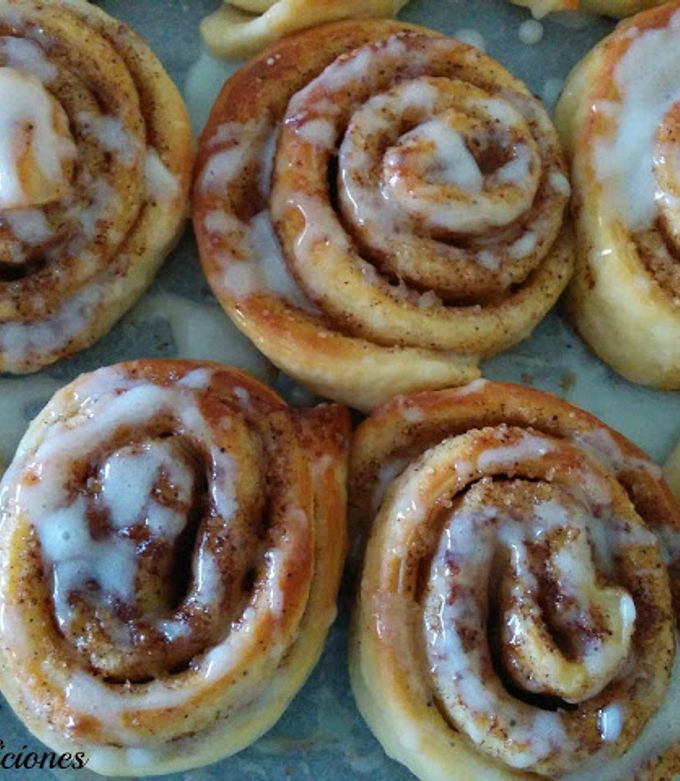 Una foto de Cinnamon rolls o rollos de canela