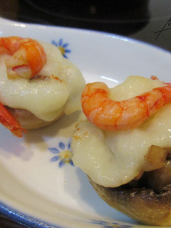 Una foto de Champiñones al horno con gambas rojas