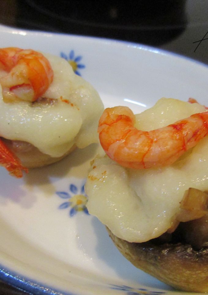 Una foto de Champiñones al horno con gambas rojas