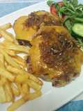 Hamburguesas con queso chedar y cebolla caramelizada