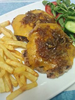 Una foto de Hamburguesas con queso chedar y cebolla caramelizada