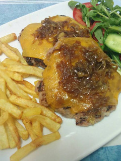 Una foto de Hamburguesas con queso chedar y cebolla caramelizada