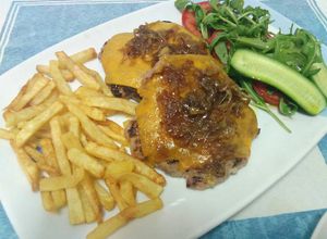 Una foto de Hamburguesas con queso chedar y cebolla caramelizada