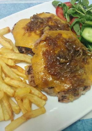 Una foto de Hamburguesas con queso chedar y cebolla caramelizada