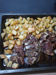 Una foto de Pecho de cordero al horno con patatas