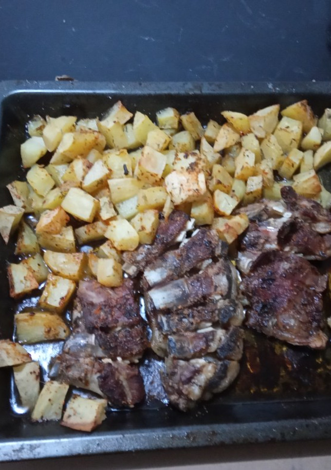 Una foto de Pecho de cordero al horno con patatas