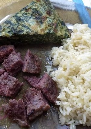 Una foto de Tortilla de espinacas con arroz y hamburguesas