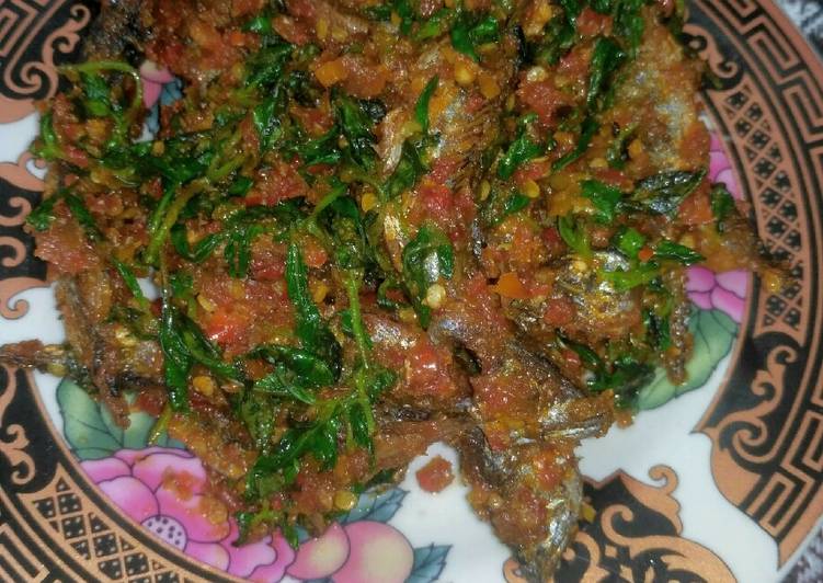 Langkah Mudah untuk Membuat Ikan tongkol sambal kemangi, Lezat