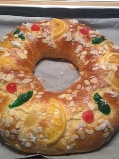 Una foto de Roscón de reyes sin masa madre