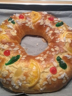 Una foto de Roscón de reyes sin masa madre
