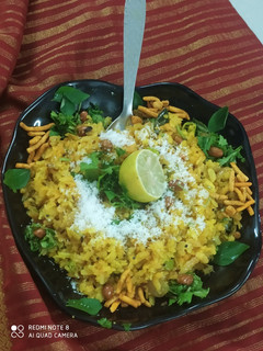 કાંદા પૌહા (Kanda Poha Recipe In Gujarati) રેસીપી મુખ્ય ફોટો