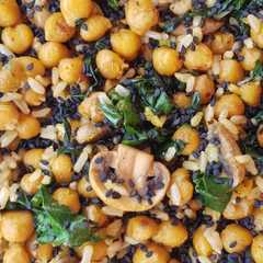 Una foto de Garbanzos y arroz salteados con champiñones y espinacas