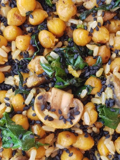 Una foto de Garbanzos y arroz salteados con champiñones y espinacas