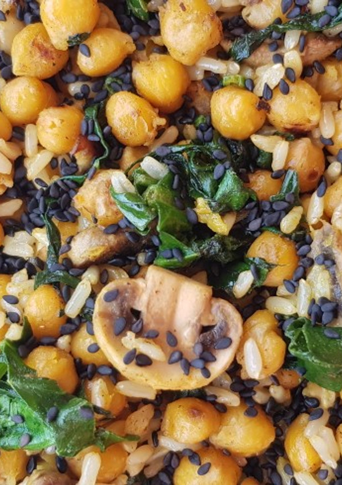Una foto de Garbanzos y arroz salteados con champiñones y espinacas