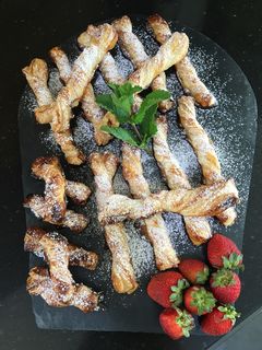 Una foto de Lacitos de hojaldre y 🍯 miel