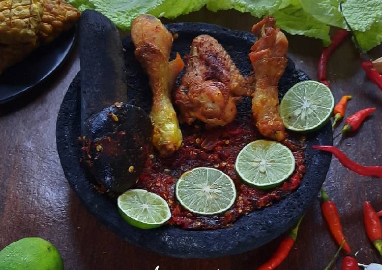 Bagaimana Menyiapkan Ayam Ungkep, Enak