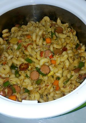A picture of Stir fry pasta.