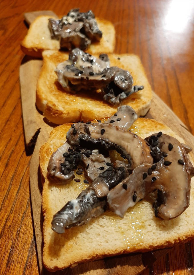 Una foto de Pan con ajo y hongos