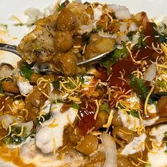 A picture of Samosa chaat.
