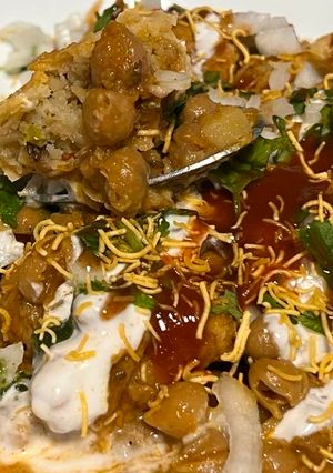 A picture of Samosa chaat.