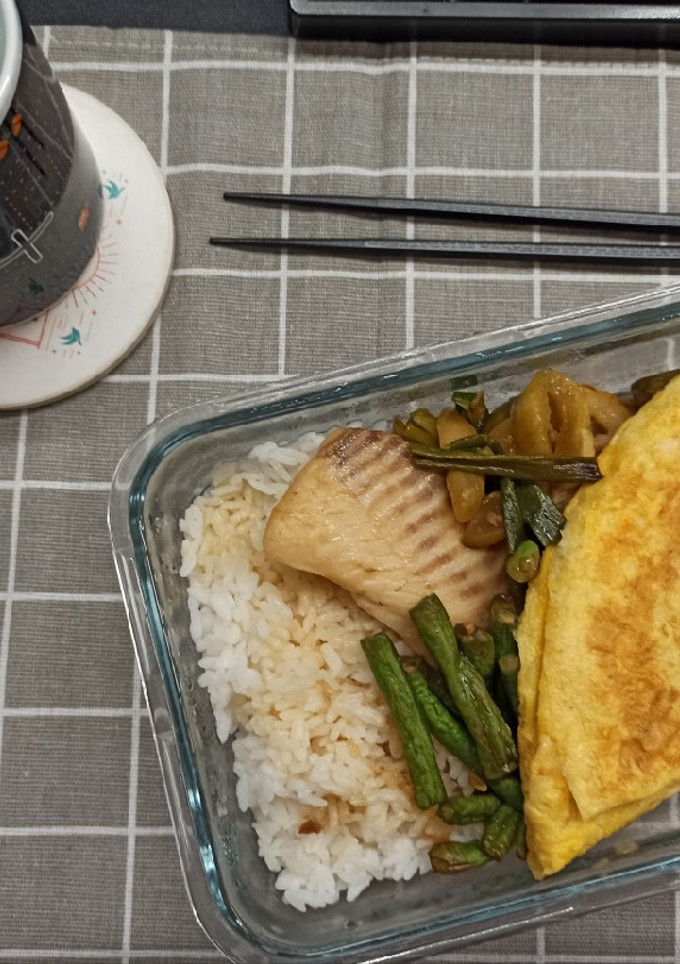 午餐便當 #9 (醬瓜燒魚/起司玉米蛋) 的食譜成品照片