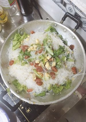 Hình của món Miến xào trứng và lạp xưởng.