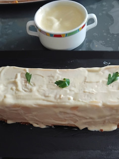 Una foto de 🍰 Pastel de merluza 🐟 y langostinos 🦐
