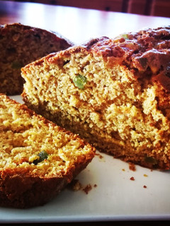 Una foto de Three-Bran Sponge Cake con jengibre y fruta tropical