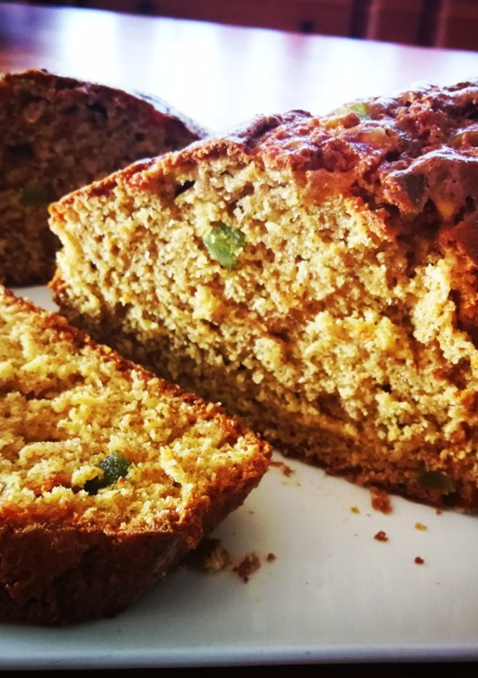 Una foto de Three-Bran Sponge Cake con jengibre y fruta tropical