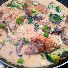 A picture of Creamy mushroom broccoli chicken.