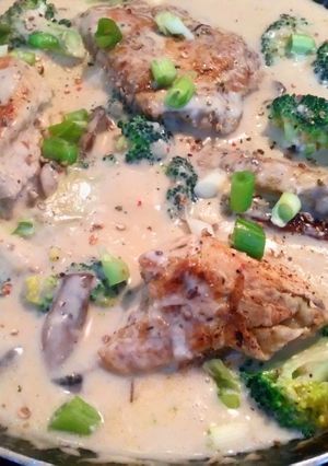 A picture of Creamy mushroom broccoli chicken.