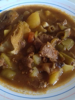 Una foto de Estofado de patatas con carne y verduras