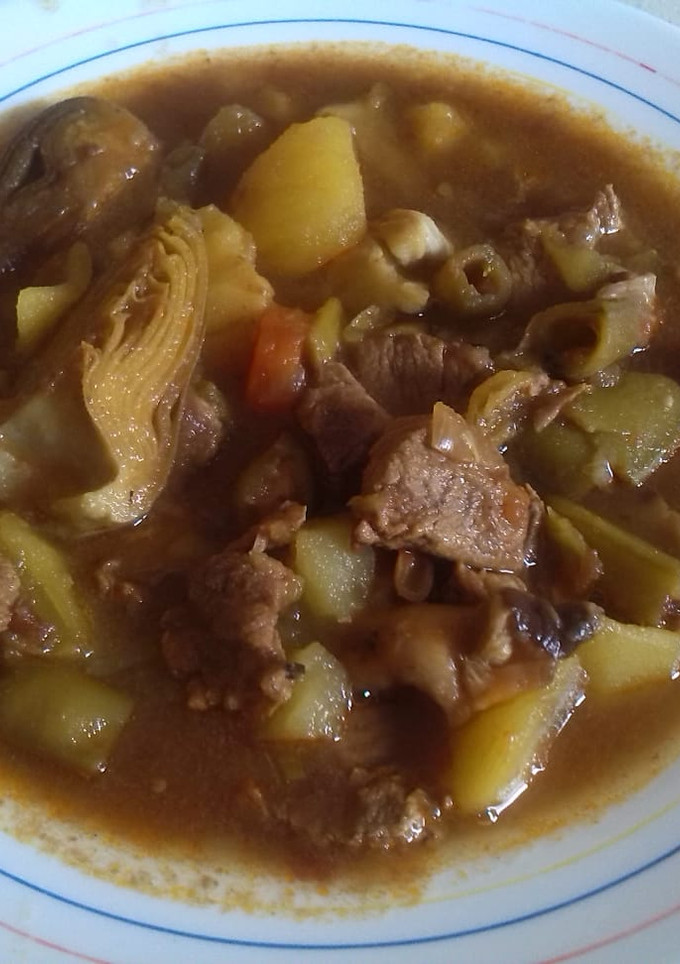 Una foto de Estofado de patatas con carne y verduras