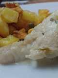 Salmón Blanco Grillado con Salsa al Verdeo y Cubos Dorados al Horno