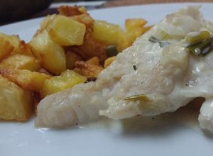 Una foto de Salmón Blanco Grillado con Salsa al Verdeo y Cubos Dorados al Horno