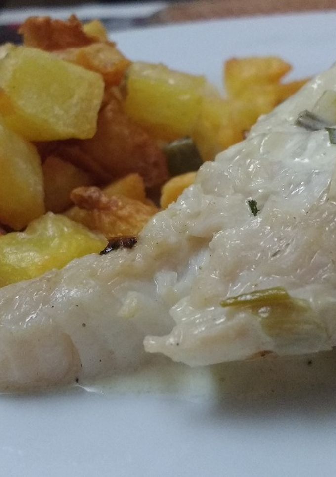 Una foto de Salmón Blanco Grillado con Salsa al Verdeo y Cubos Dorados al Horno
