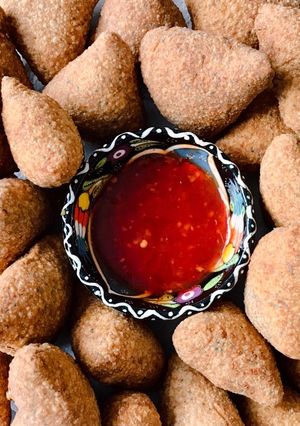 Hình của món 🌱 Bánh Xếp Samosa Ấn Độ Với Vỏ Bột Nguyên Cám (Vegan).