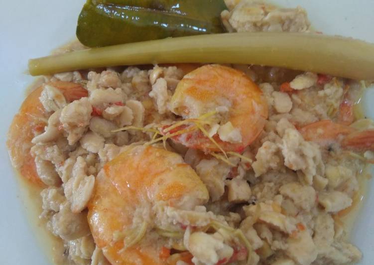 Bagaimana Menyiapkan Udang Sambal Tumpang yang Enak