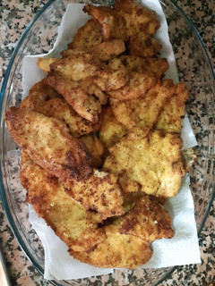Una foto de Lomos,pechuga de pollo, berengenas rebozadas con patatas cocidas