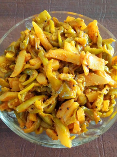 ટીંડોળા બટાકાનું શાક (Tindora Bataka Shak Recipe In Gujarati) રેસીપી મુખ્ય ફોટો